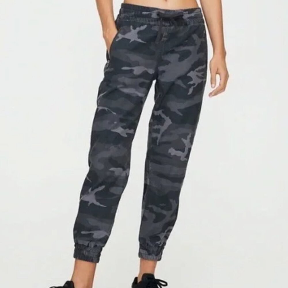 Aritzia TNA Alix Pant in Dark Eclipse | Women's Grey and Black Camo Jogger Pants